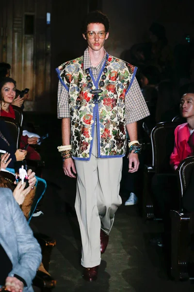 Look 10